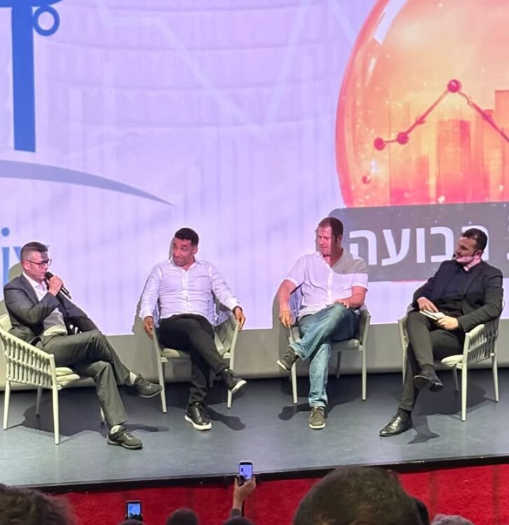 אדם ויינשטיין משתתף בפאנל שוק ההון על הבמה